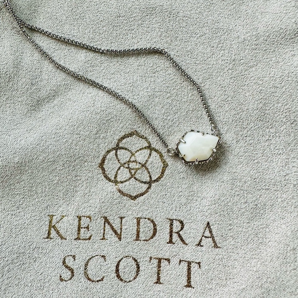 Tess Silver Pendant Necklace in Ivory